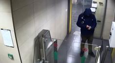 Policie hledá muže, který vykrádal rodinné domy. Odnesl si věci za čtyři miliony