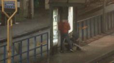 Zloději si vyhlédli seniora o berlích. Okradli jej přímo před kamerou