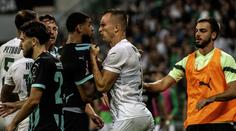 Šílený závěr v předkole o KL: Tři červené, opakovaná penalta a rvačka na hřišti