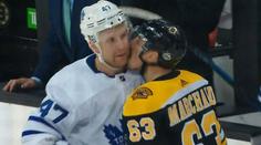 Zase mu dal hudlánka! V play-off NHL nechybělo ani vášnivé líbání