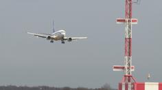 Dlouhé fronty, chaos a zrušené lety. Letecká doprava čelí obrovské krizi