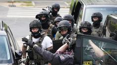Drama v Braníku. Policie se po hodinách dostala k ženě, kterou muž držel násilím v bytě