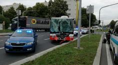 Srážka autobusu a kamionu v Praze: Zranili se řidiči i cestující!
