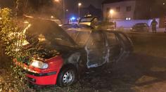 V Praze na Stodůlkách zničil požár 3 auta, po příčině se pátrá
