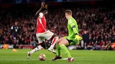 Neuerův faul, nebo do něj Saka naskočil? Sporný moment rozděluje fotbalový svět