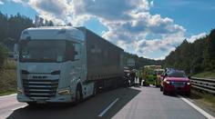Vážná nehoda aut a kamionu zablokovala D1. Čtyři zranění, zasahoval vrtulník