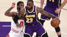 Lídři soutěže vítězili! Výhru Lakers režíroval triple-doublem James