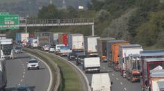 Peklo na dálnici D1. Řidiči uvízli v kolonách kvůli opravám i několika nehodám