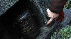 Zaplaťte nebo bude exekuce, hrozili mrtvé. Dcera přinesla urnu