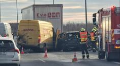 VIDEO: Děsivá nehoda na D35. Kamionu se rozhoupal přívěs a převrátil se