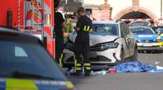 Do davu lidí v Lipsku narazilo auto. Dva mrtví a přes 20 zraněných