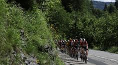 Mrazivý moment během závodu. Cyklista jen těsně unikl srážce s autem na trati