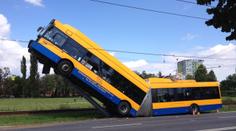 Trolejbus narazil do sloupu a vyjel po něm. Zasahoval i vrtulník