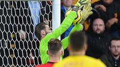 Šílená chyba! Brankáři United se směje celý svět, legenda klubu byla v šoku