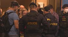 Policie řeší přestupky proti opatřením domluvou. Rakušan chce přitvrdit. ANKETA