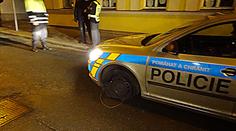 Policisté jeli s majáky k případu, uvízli s rozbitým autem na kolejích