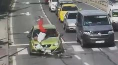 Cyklista jel přes přechod na červenou, srazilo ho auto. Incident zachytila kamera