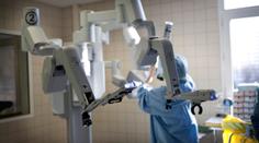 Roboti brzy nahradí chirurgy! Stroj poprvé operoval bez pomoci lidí