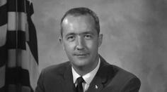NASA smutní. Zemřel astronaut, který otevřel cestu na Měsíc pro Apollo 11