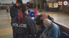 Policisté nemají slitování! Došlápli si na lidi bez roušek i popíjení na ulici