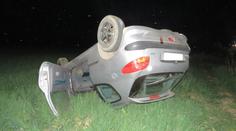 Jeden pirát silnic vytlačil auto, druhý srazil motorkáře, oba ujeli