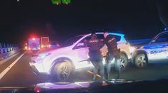 Ukradl auto a ujížděl za hranice. Policisté si pro řidiče dojeli s pistolí