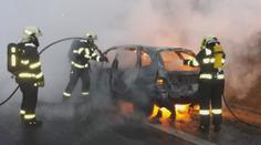 VIDEO: Na Tachovsku za jízdy vzplálo auto