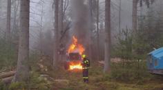 V lese na Karlovarsku hořel stroj na těžbu dřeva. Škoda jde do milionů