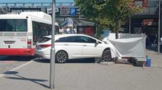 Auto v centru Brna najelo na zastávku, jedna žena je po smrti!
