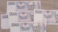 Zmatky s končícími bankovkami. Výplatu dostal hotově, jeho peníze ale nikdo nechce