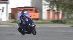 Mít řidičák rozhodně nestačí. Co byste měli vědět a umět, než sednete na skútr