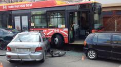 Auto se srazilo s trolejbusem, řidič zemřel! 12 lidí se zranilo