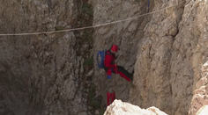 Už týden je kilometr pod zemí. Záchrana muže v Turecku ale ještě potrvá