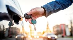 Klíčem jsem odemkl cizí auto, volal muž strážníky. Pak se děly věci!