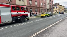 Muž měl na ulici pobodat ženu. Jeho následné smrti přihlíželo dítě