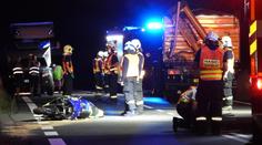 Tragická nehoda: Motorka se srazila s traktorem, zemřeli dva lidé