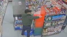 Zloděj zubních past znovu udeřil. Policie hledá důležitého svědka