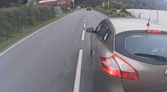 Bezohledný vybržďovač ohrožoval autobus u Prahy! Natočili ho