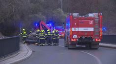 Řidič v pražských Hlubočepech převrátil auto na střechu. Nadýchal 1,5 promile