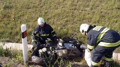 Motorkář se zabil u Chomutova, řidič toyoty u Tábora