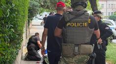 Ozbrojeného muže z Čelákovic policie zadržela. Pátralo po něm na 60 hlídek