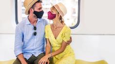 Jak flirtovat s nasazenou rouškou. Expertka řekla osm zaručených tipů