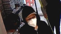 Žena s pistolí v ruce měla vyloupit obchod. Pokladní popsala její zvláštní chůzi