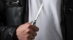 Policie hledá maskovaného lupiče. S nožem v ruce přepadl benzínku