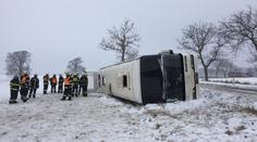 Autobus plný dětí dostal smyk. Jednoho chlapce museli oživovat!
