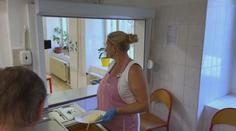 Školní kuchařky si stěžují na málo peněz. Přes den se přitom nezastaví