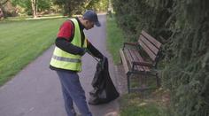 Ve Frýdku-Místku pomáhají s úklidem bezdomovci. Zájem o program je veliký