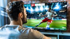 Koukáte víc na fotbal, než sportujete? Nevadí. Podle studie se hubne i u televize