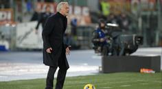 Rozzuřený Mourinho byl opět vyloučen. Po zápase zakázal hráčům mluvit s médii