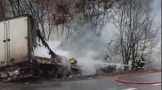 Hororová nehoda na Ústecku! Mrtvá řidička a hořící kamion
